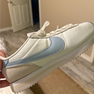 Nike Women's Athletic Shoes in White and Light Blue